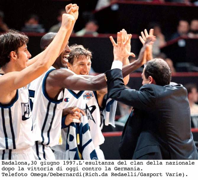 30 giugno 1997 Eurobasket. l&#39;esultanza della nazionale dopo la vittoria contro la Germania. (Omega)